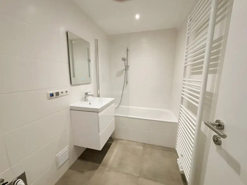 Neu sanierte 4-Raum-Wohnung mit Balkon in perfekter Lage!