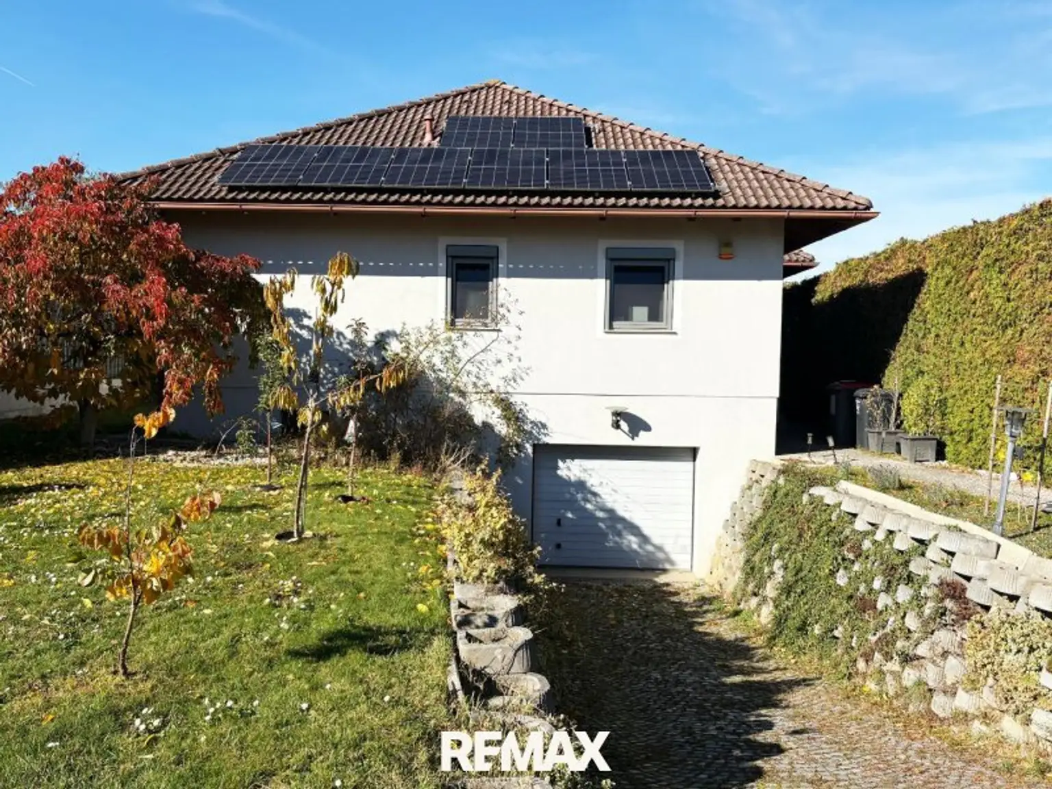 03. Hausansicht Einfahrt_Garage
