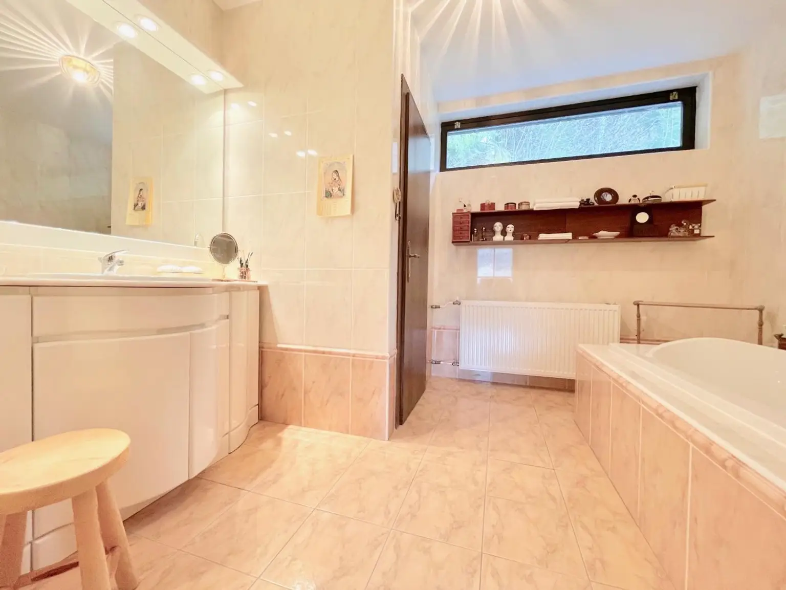 Badezimmer mit Ankleideraum