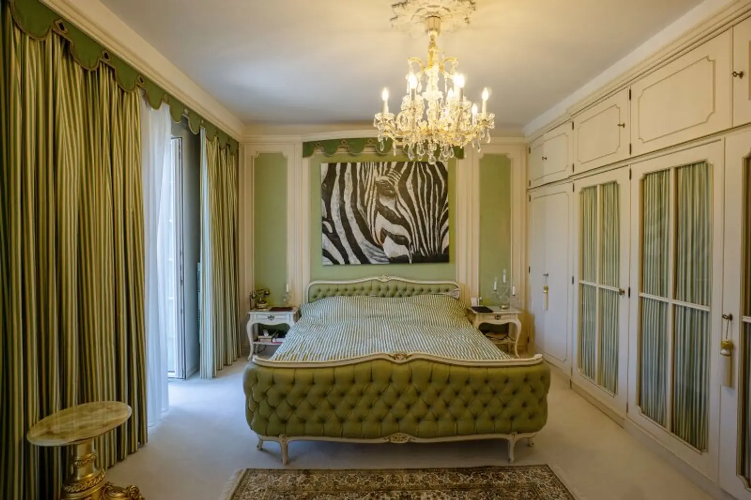 Master Bedroom mit En-Suite Badezimmer