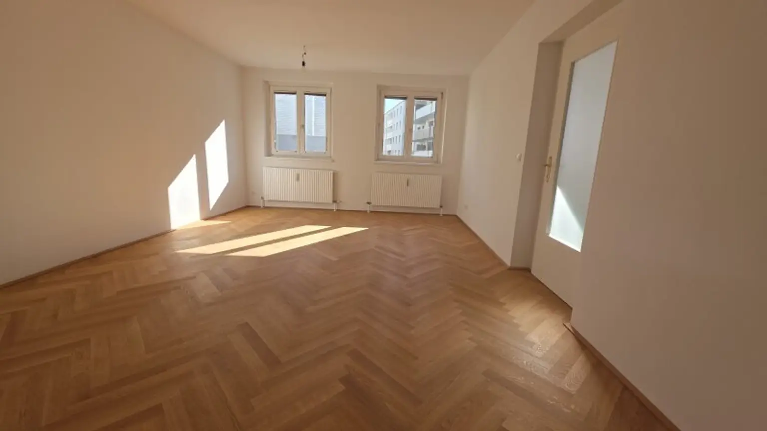 Wohnraum + Türe zur Küche