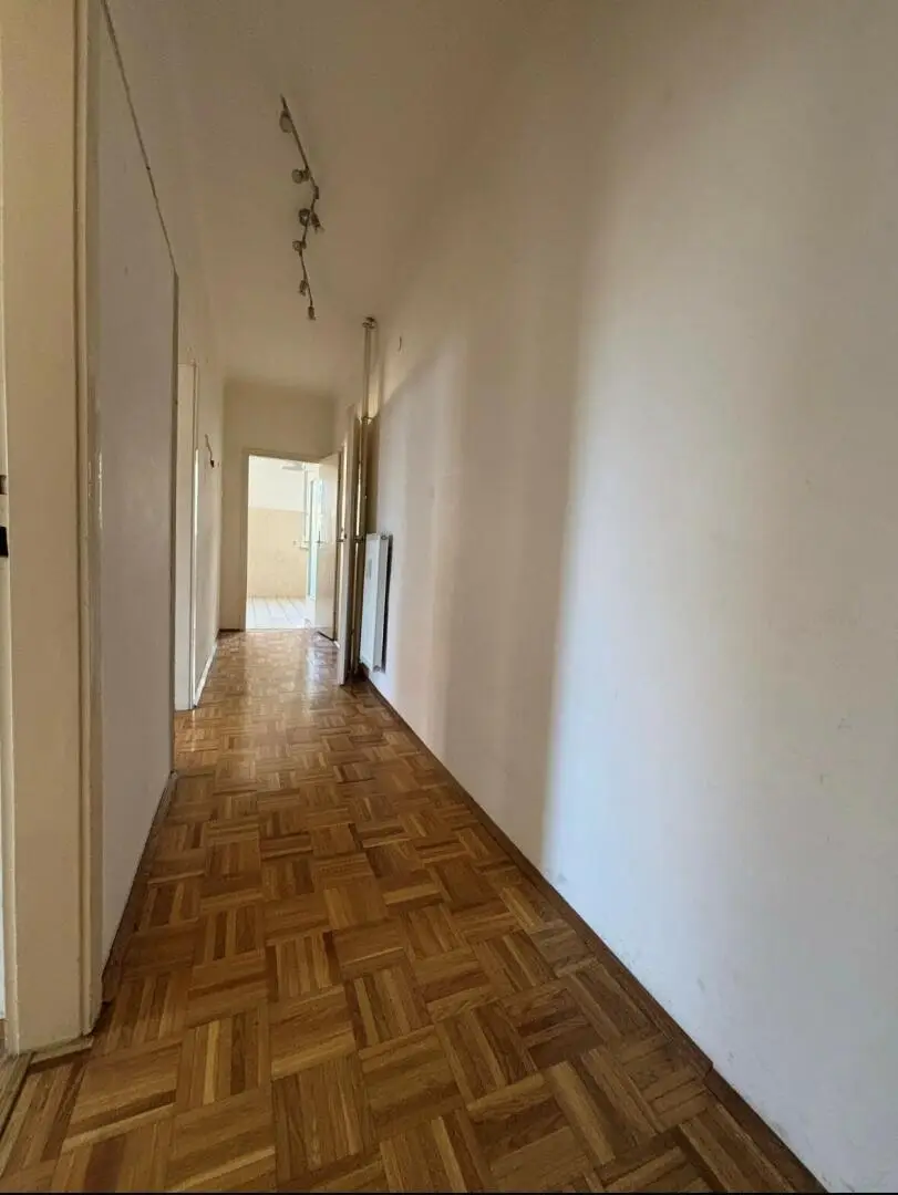 2-Zimmer-Wohnung mit kleiner Loggia, Bezirk St. Leonhard