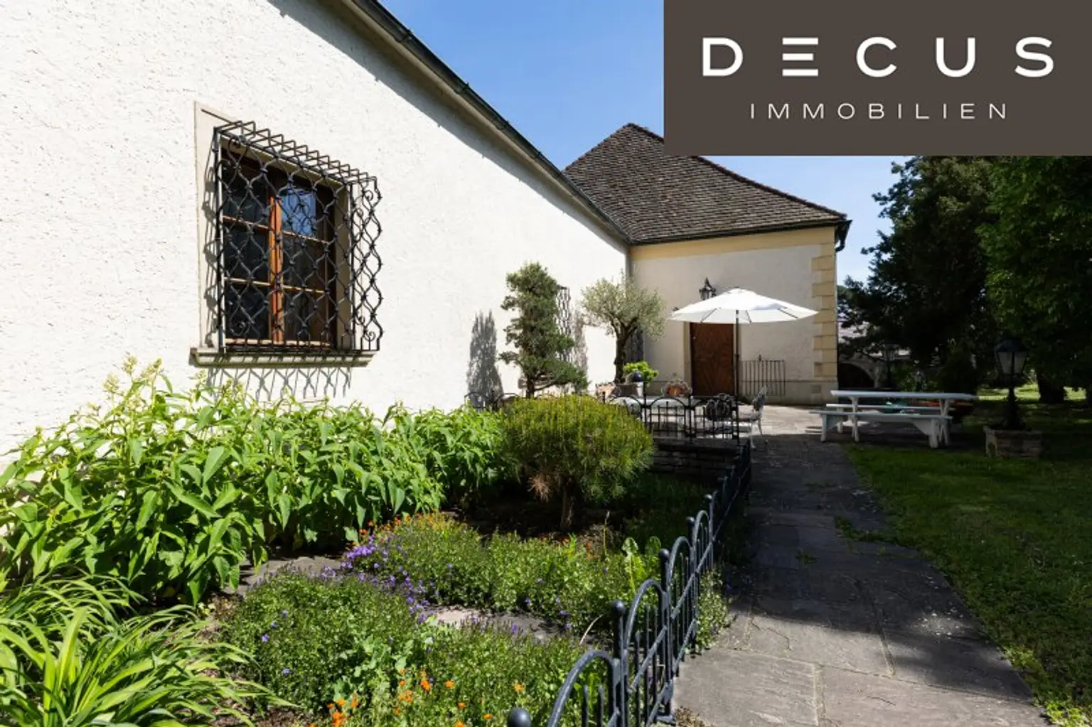 | VIERKANTHOF | HERRENHAUS  |  BURGÄHNLICHES HISTORISCHES WOHNOBJEKT MIT GARTEN IN ZENTRUMSLAGE  |