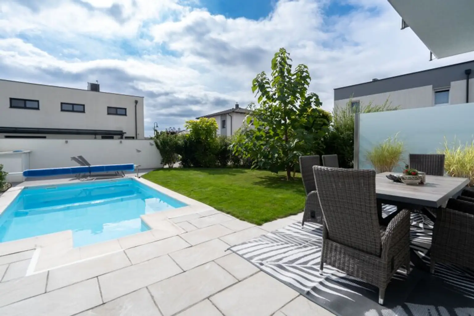 Traumhafte Doppelhaushälfte in Rutzing – Modernes Wohnen mit Pool, Kamin und großzügigem Garten!