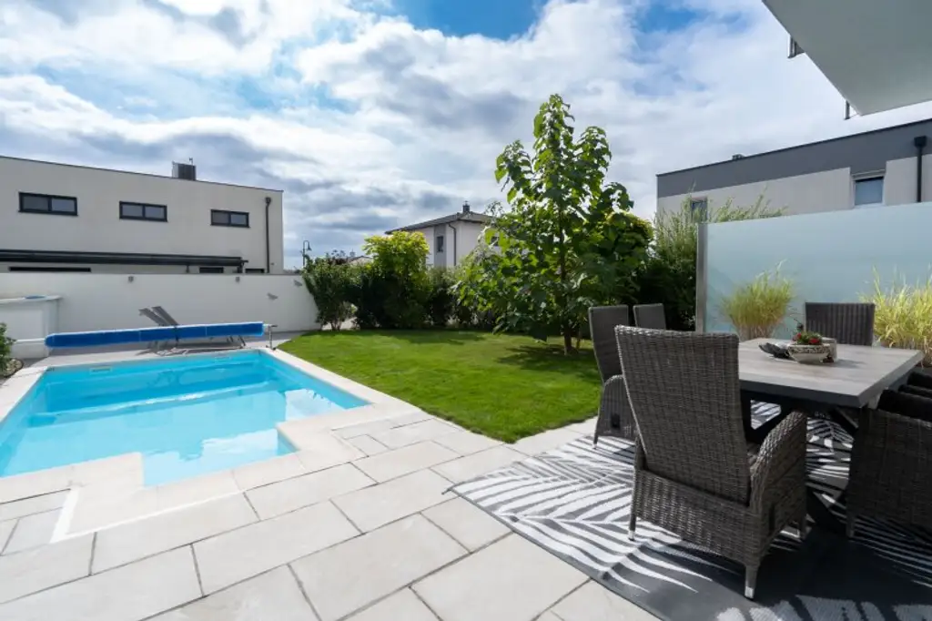 Traumhafte Doppelhaushälfte in Rutzing – Modernes Wohnen mit Pool, Kamin und großzügigem Garten!