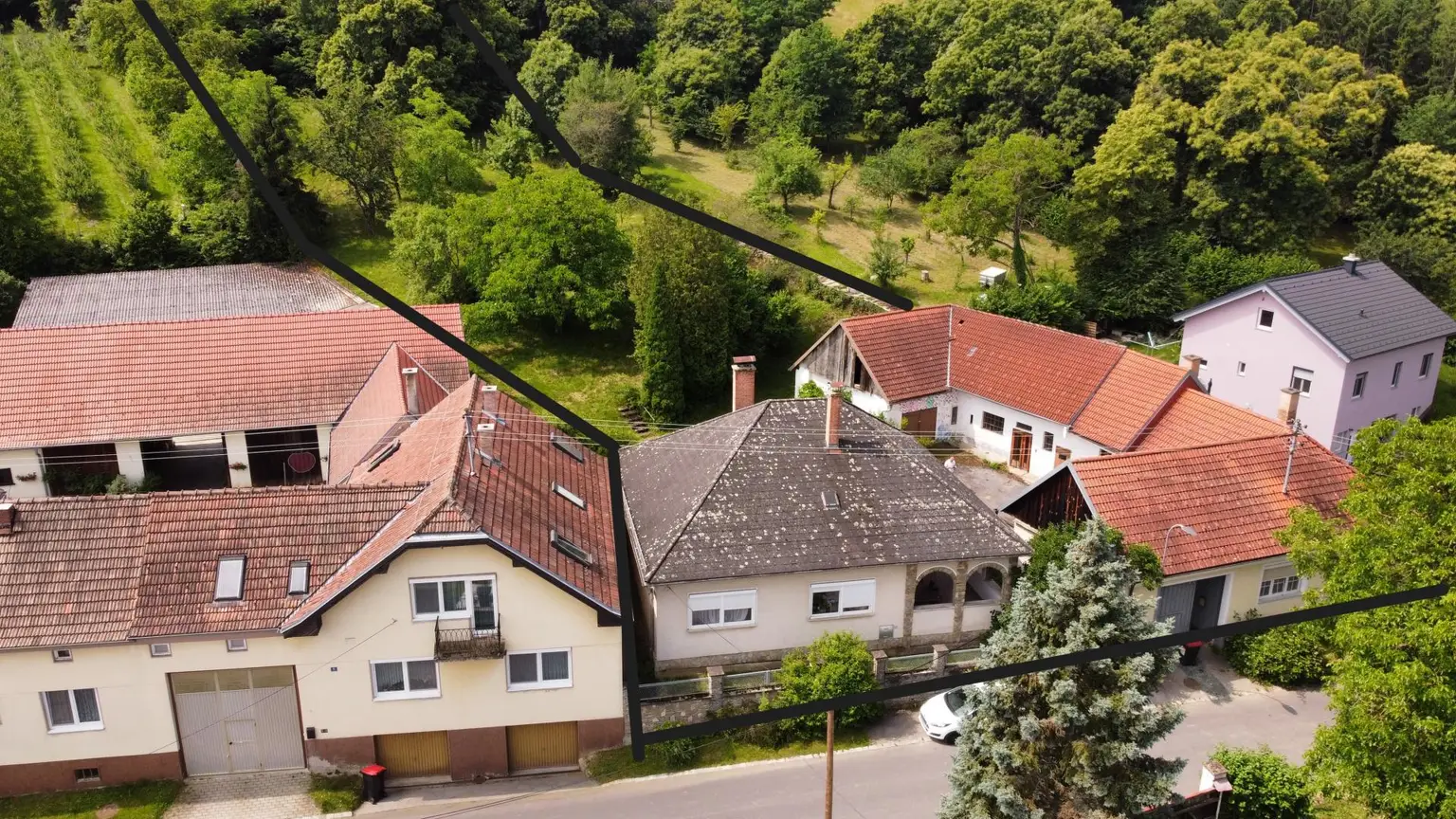 2 Einfamilienhäuser mit Nebengebäuden auf großem Grund!
