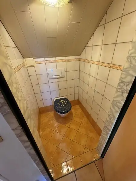 "GRÖDIG - Geräumiges 2,5 Zimmer Appartement im Dachgeschoss mit PKW-Stellplatz"