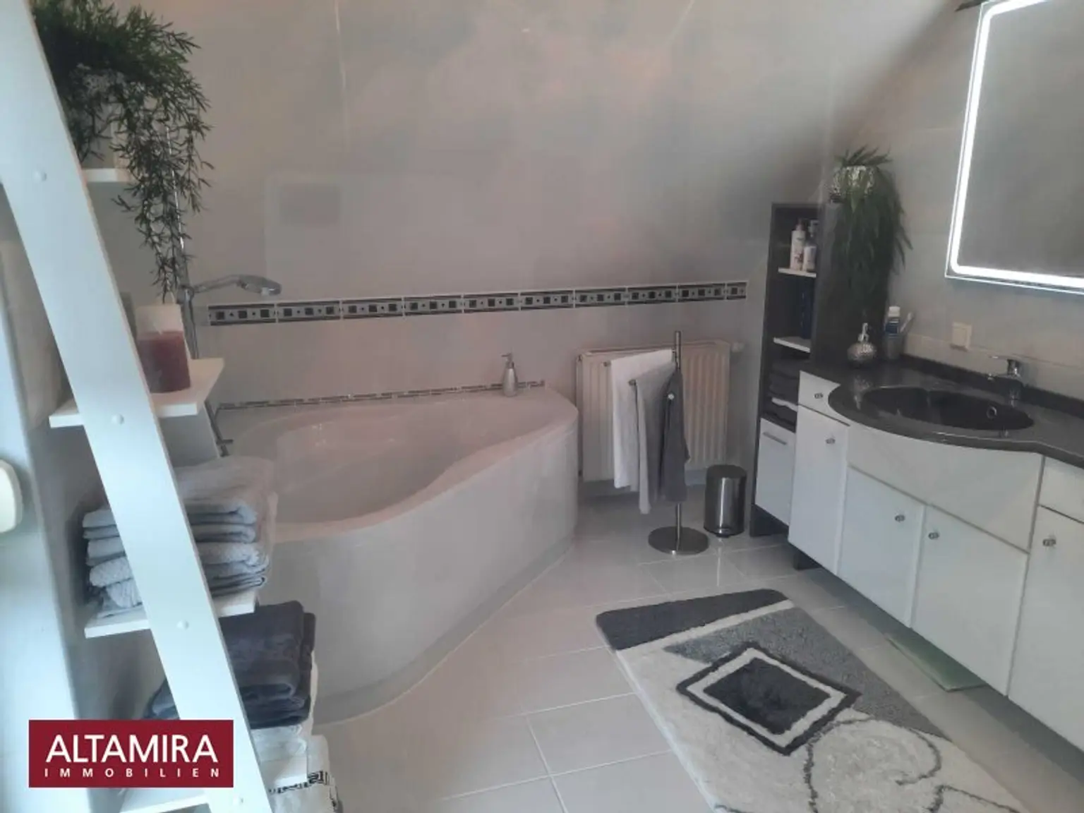 Ruhig und zentral, 4 Zi, sofort beziehbar, Pool
