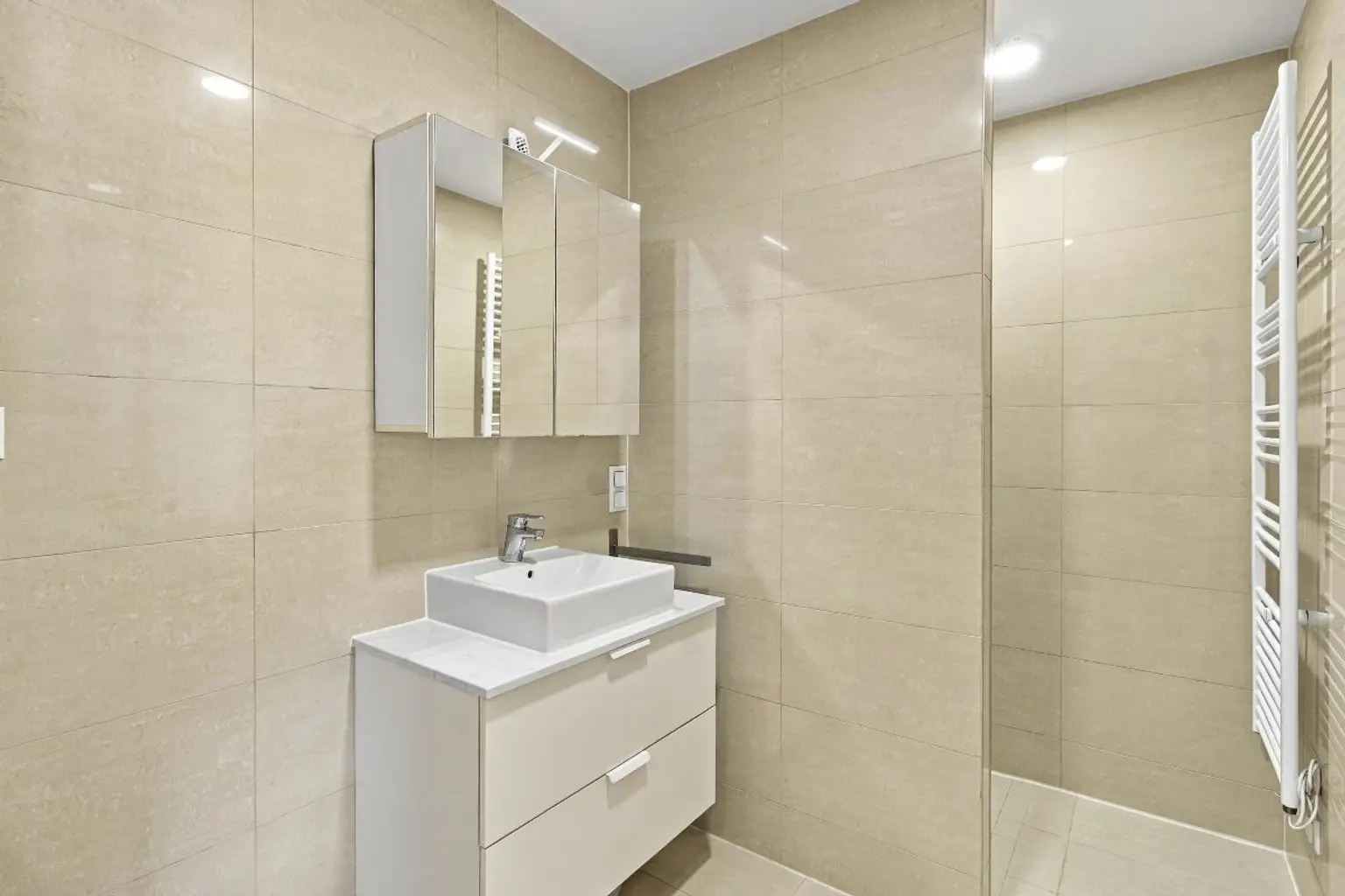 O | NEU am Markt ++ MODERNE ZWEI Zimmer mit TERRASSE | Prima Service Immobilien
