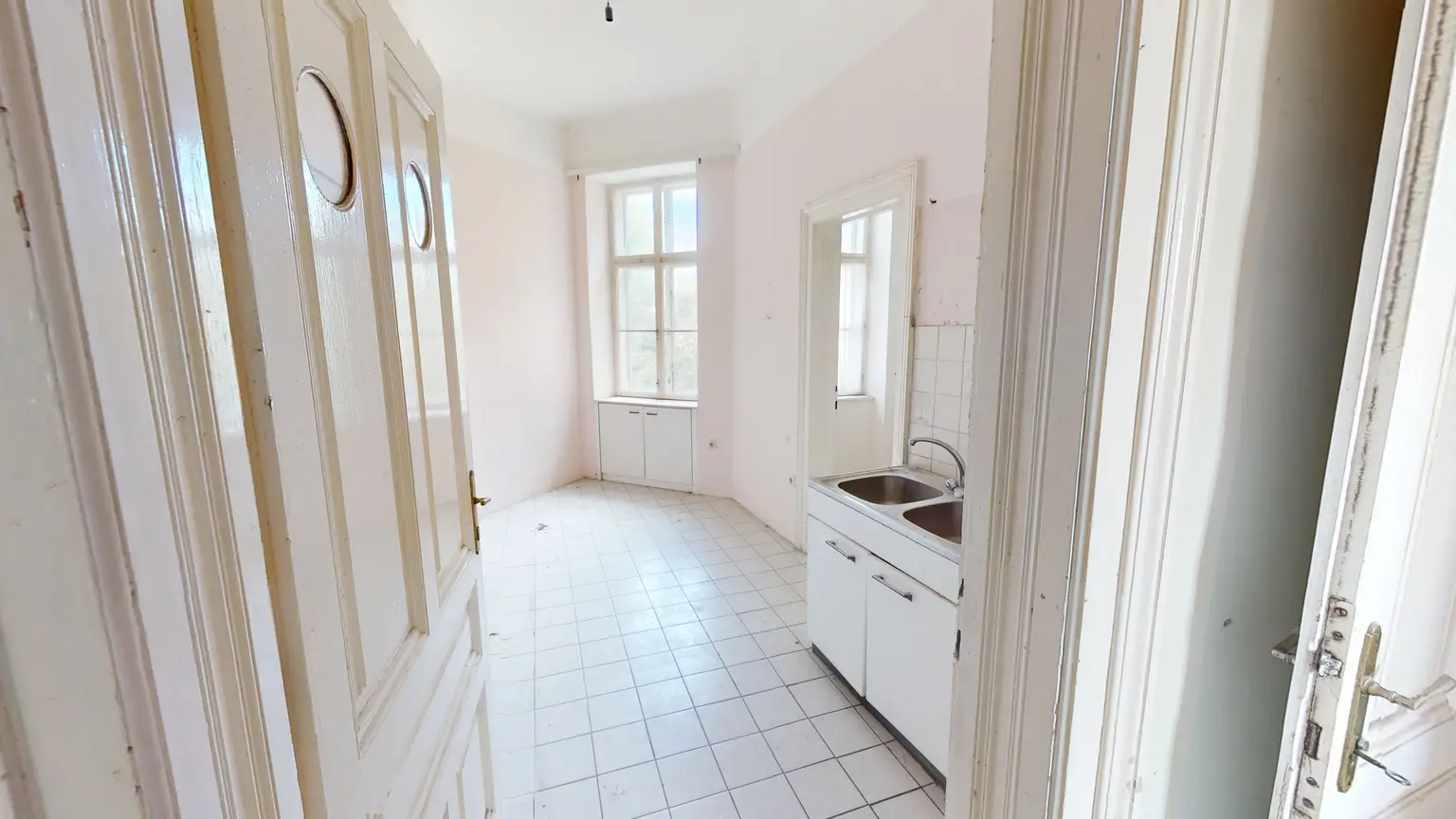 Stilvoller Altbau mit Potenzial und wunderschönem Gemeinschaftsgarten