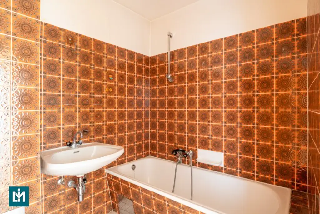 RENOVIERUNGSBEDÜRFTIGE 3 - ZIMMER WOHNUNG / NÄHE EINKAUFSZENTRUM RIVERSIDE