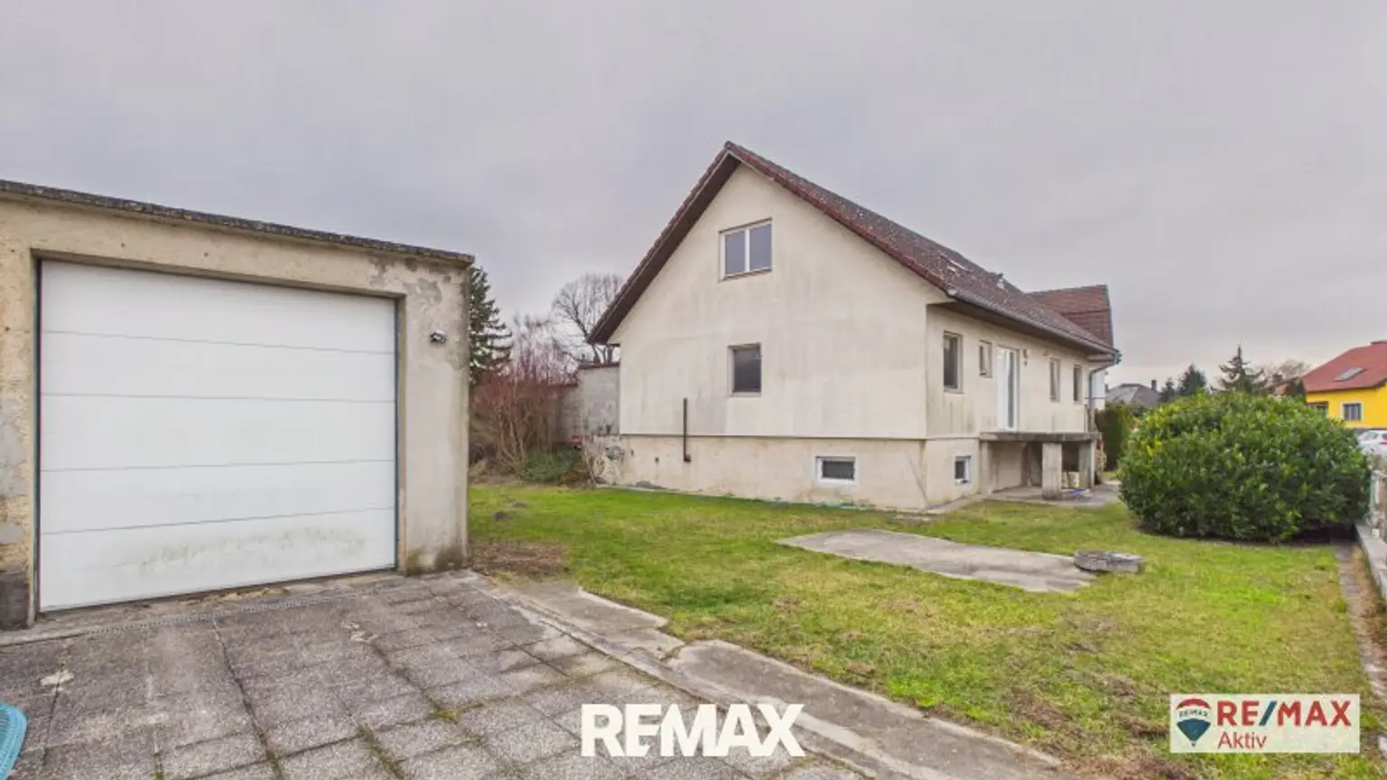 Einzugsbereites Haus mit großer Garage und großem Grundstück