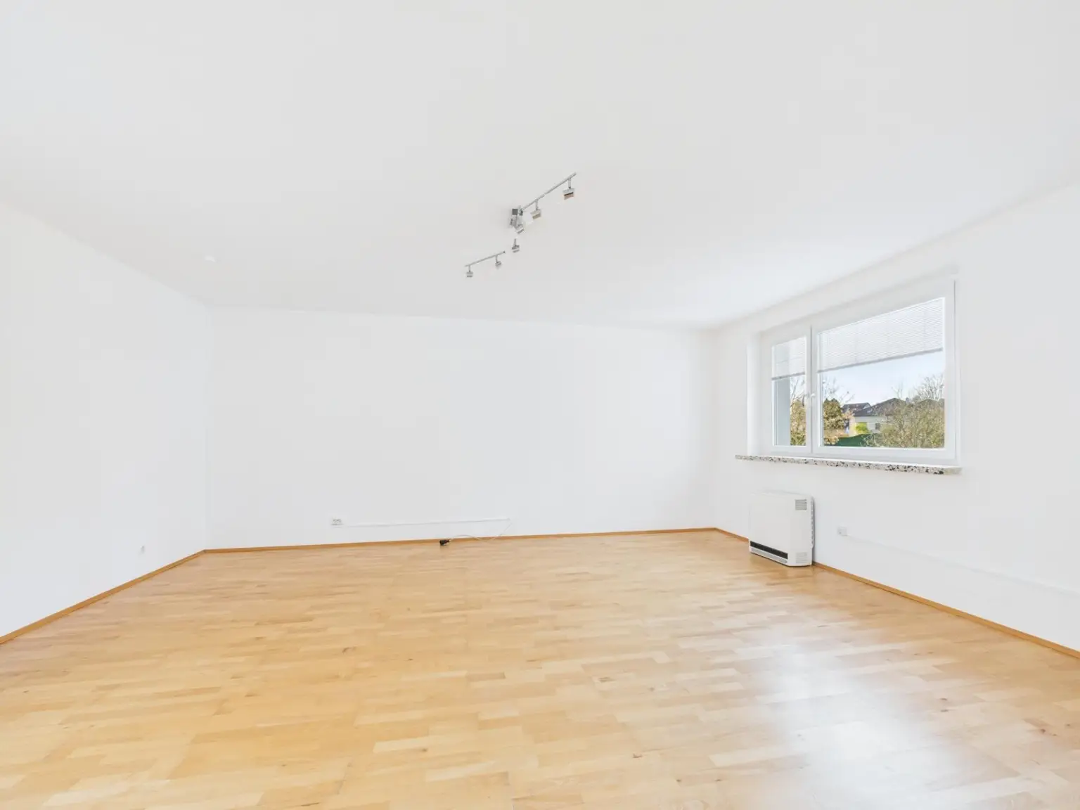 CAM04191G0-PR0070-STILL004