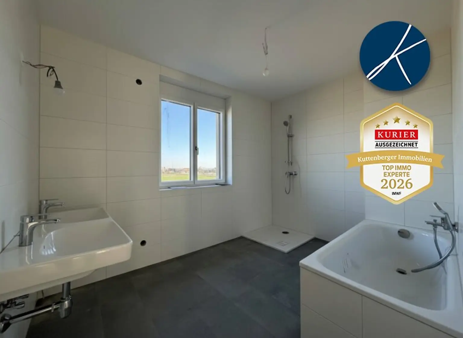 Bad mit Wanne und Dusche