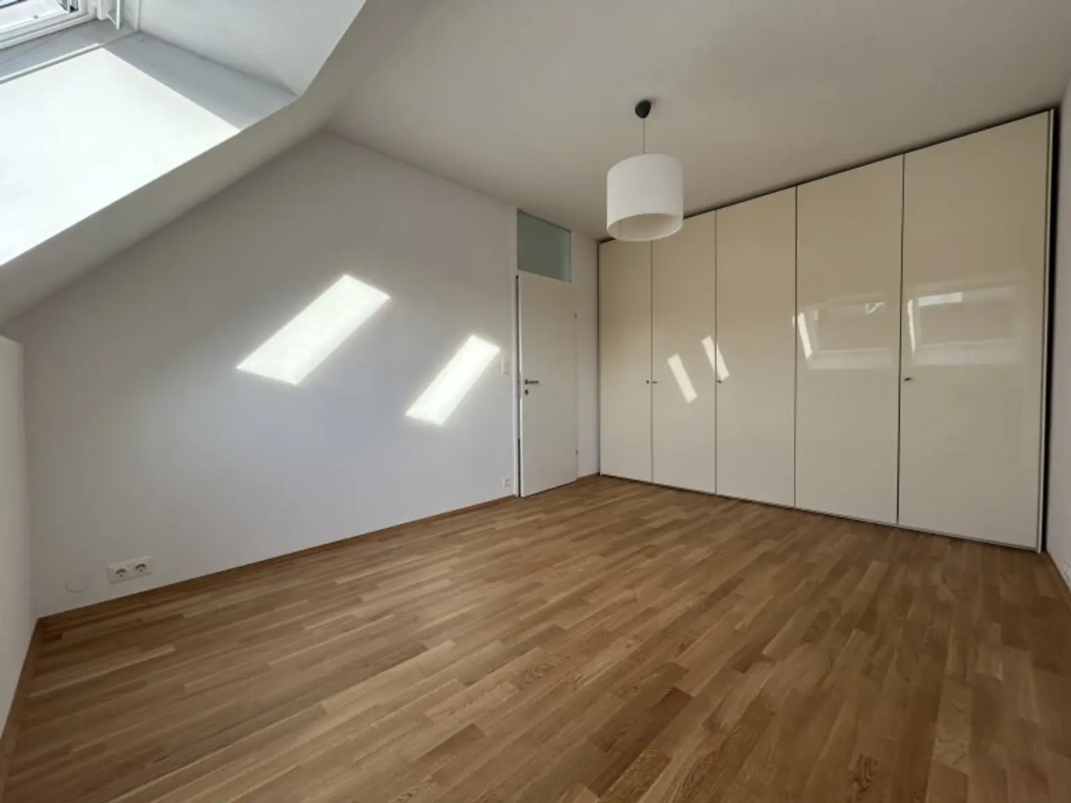 DACHGESCHOSS + 42m² TERRASSEN + FERNSICHT + SONNIG + RUHELAGE + TOPZUSTAND!