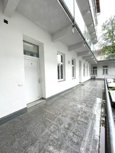 Große 1-Zimmer-Wohnung mit 58 m2, 1. Stock mit Lift! Zentrale Lage!