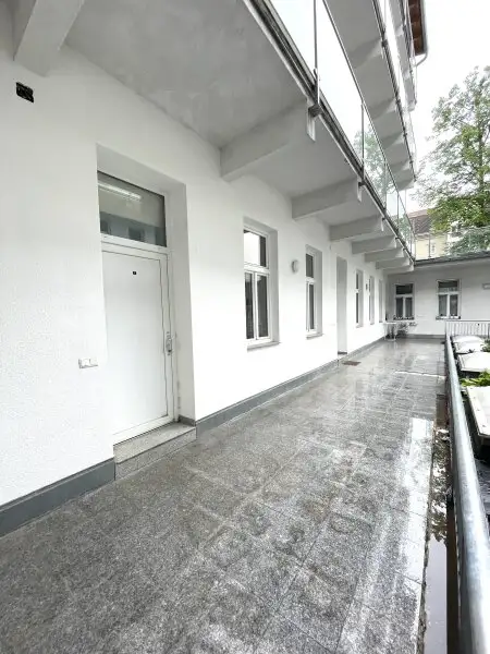 Große 1-Zimmer-Wohnung mit 58 m2, 1. Stock mit Lift! Zentrale Lage!