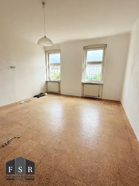 Lichtdurchflutete 4,5 Zimmer Wohnung - SANIERUNGSBEDÜRFTIG & BALKONANBAU möglich
