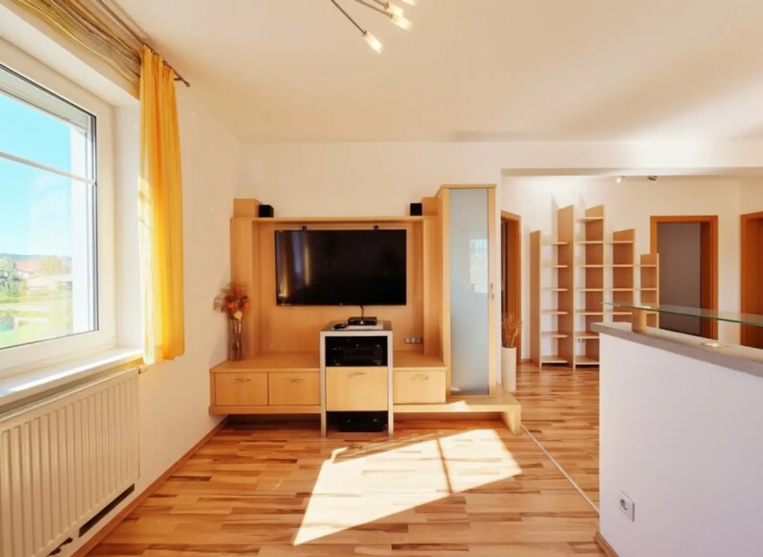 Naturnahes Wohnen mit exklusivem Extra: Schwimmteich in der Anlage