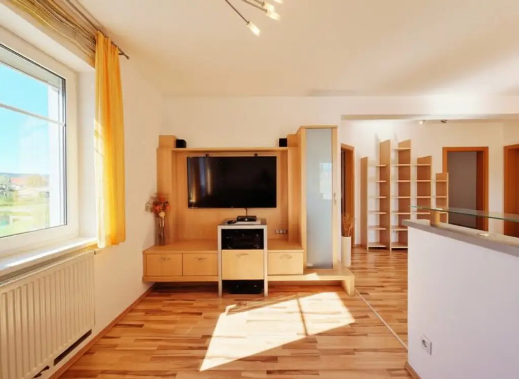 Naturnahes Wohnen mit exklusivem Extra: Schwimmteich in der Anlage