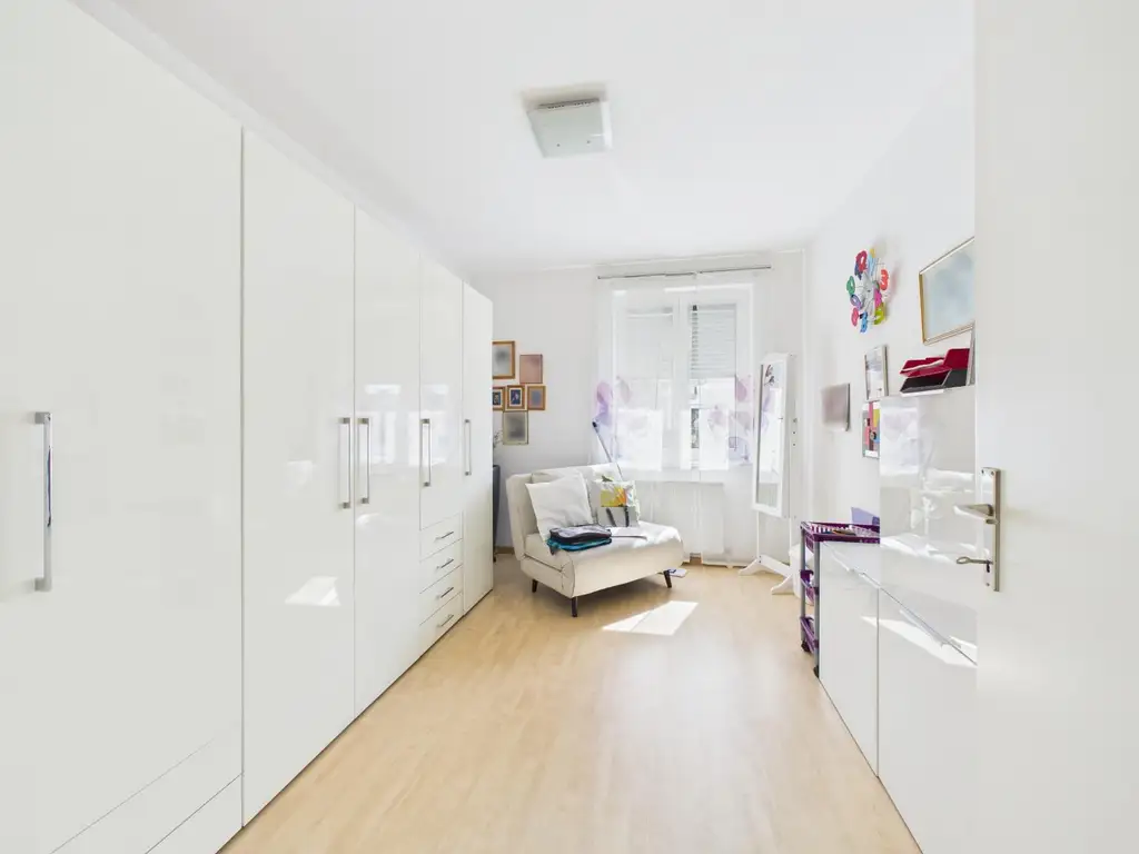 Gemütliche Eigentumswohnung mit Balkon im 1. Liftstock – Möbliert & bezugsfertig!