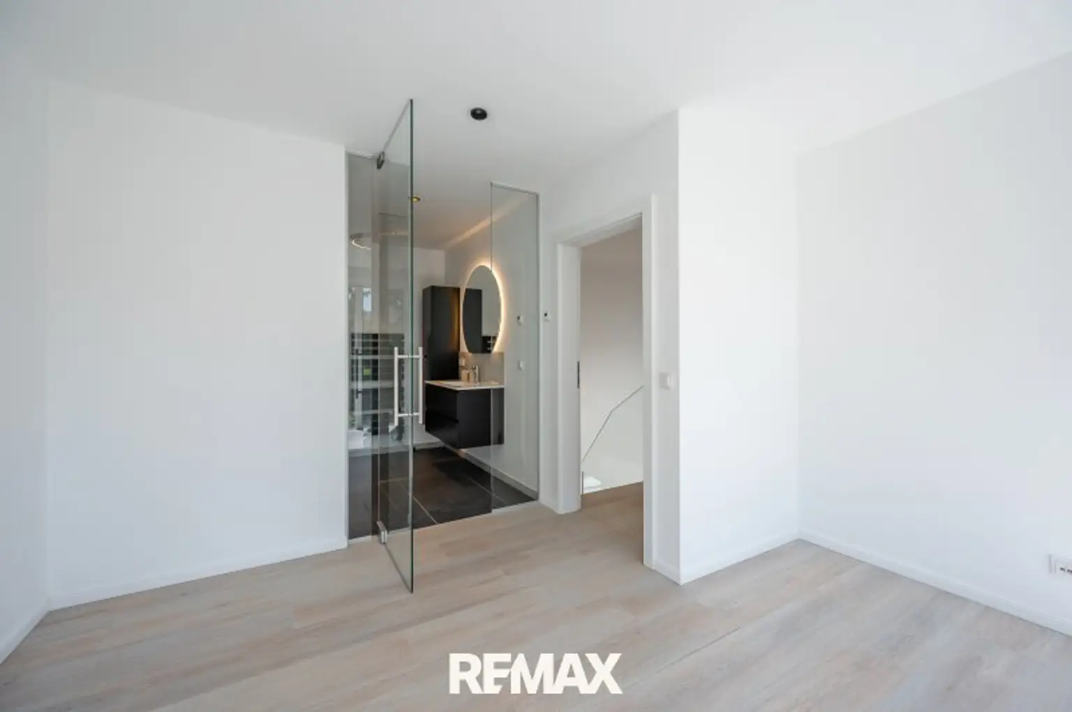 Schlafzimmer mit En-Suite-Badezimmer
