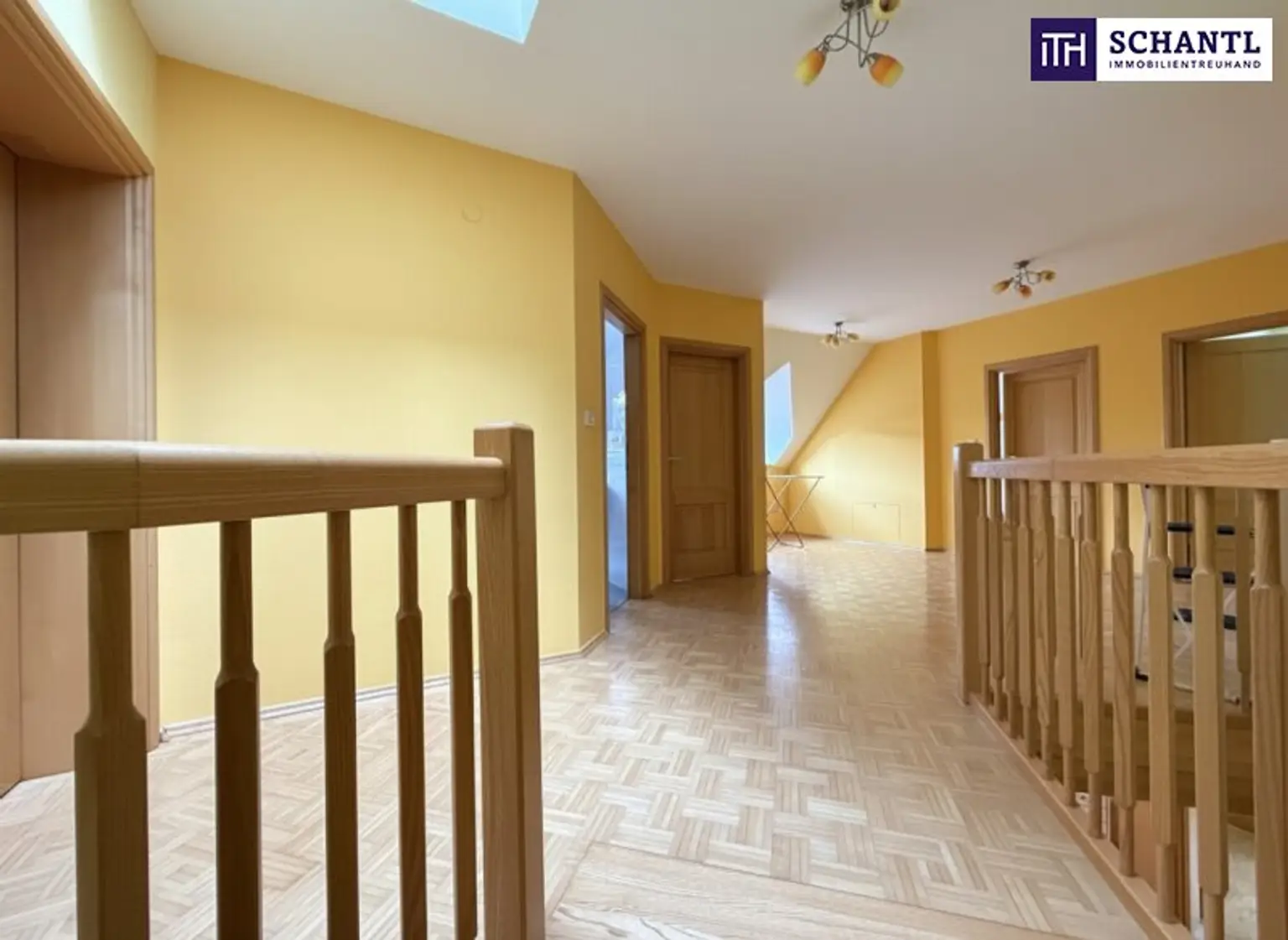 SONNENLAGE - Neuwertiges ca. 160m2 großes Traumhaus mit idyllischem Garten + Terrasse, 2 Garagen & Top-Ausstattung in Ruhelage