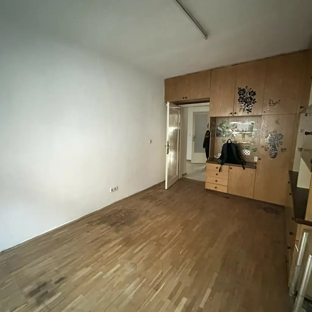 Sanierungsbedürftige 4 Zimmer Wohnung mit Potential