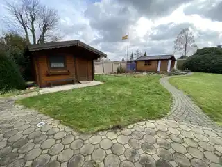 Garten mit Gartenhütte