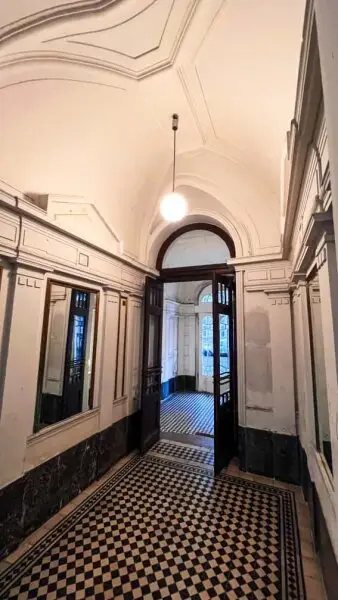3-ZIMMER-ALTBAU MIT BALKON - SANIERUNGSBEDÜRFTIG IN TOP LAGE!