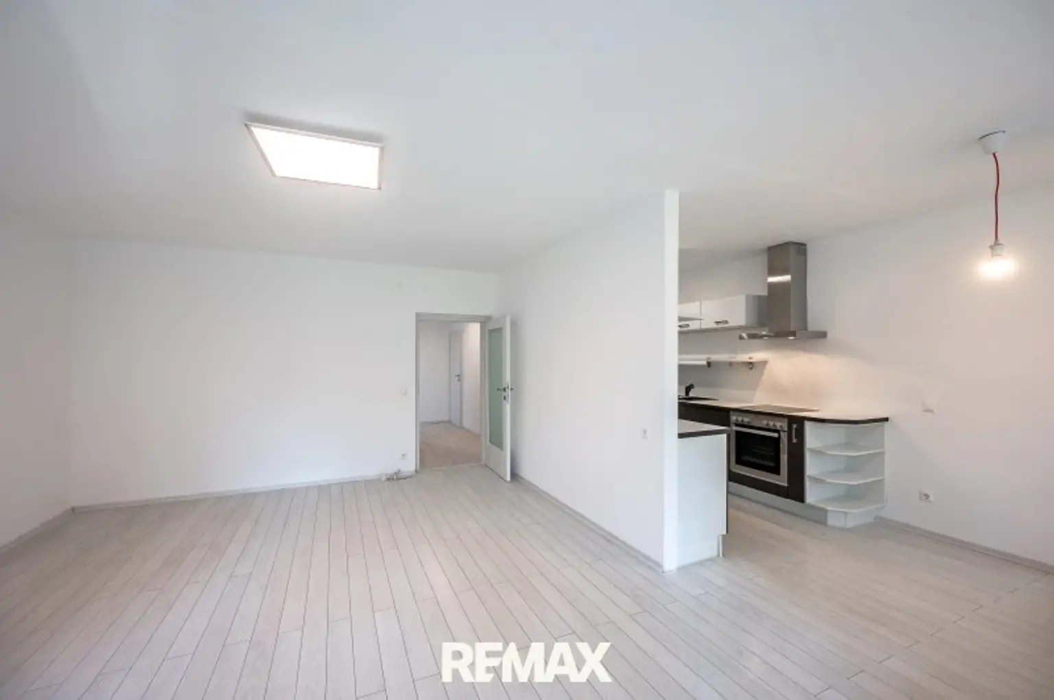 Wohnzimmer mit abgetrennter Küche