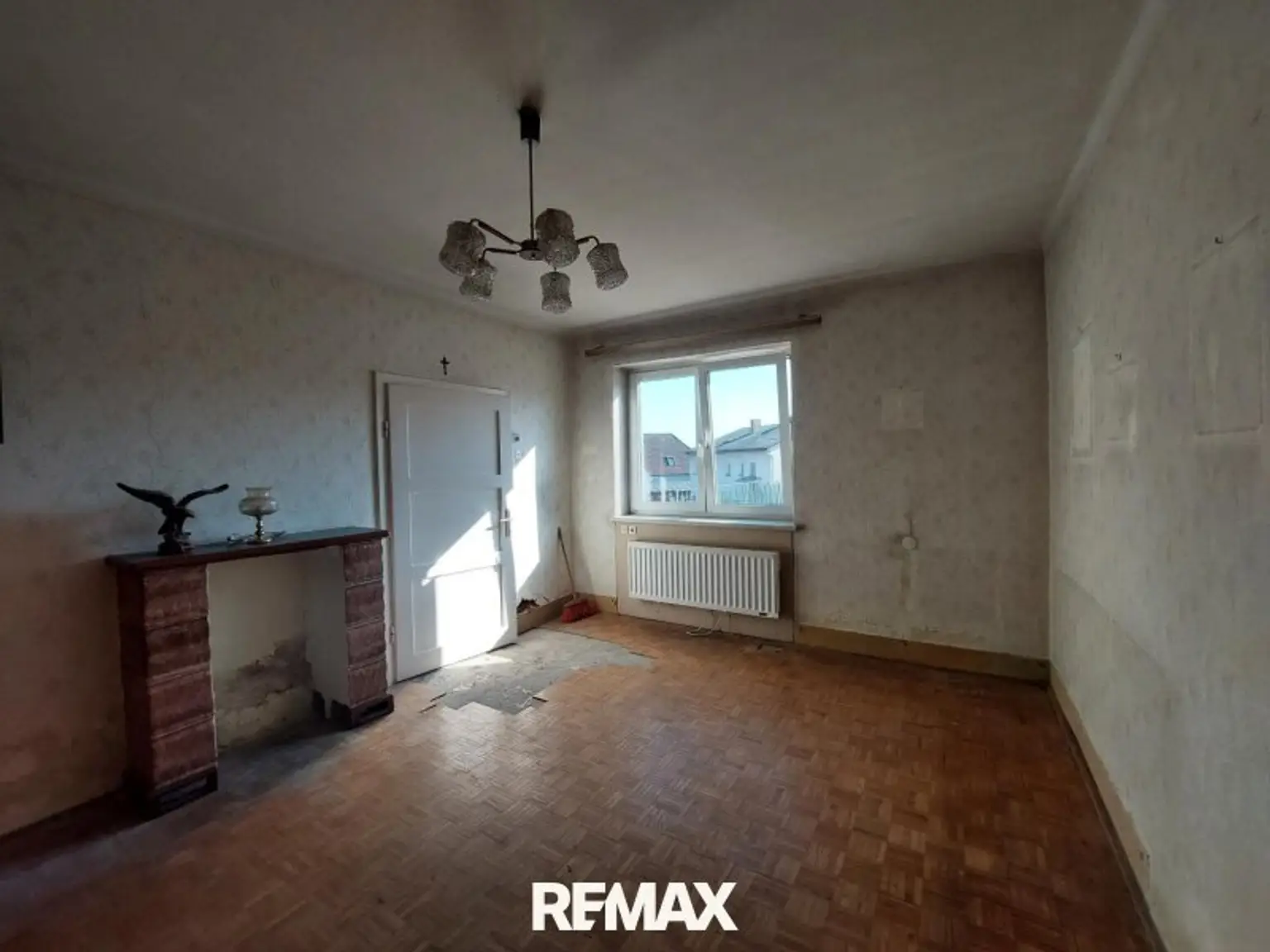 Haus 2 EG Wohnzimmer sanierungsbedürftig