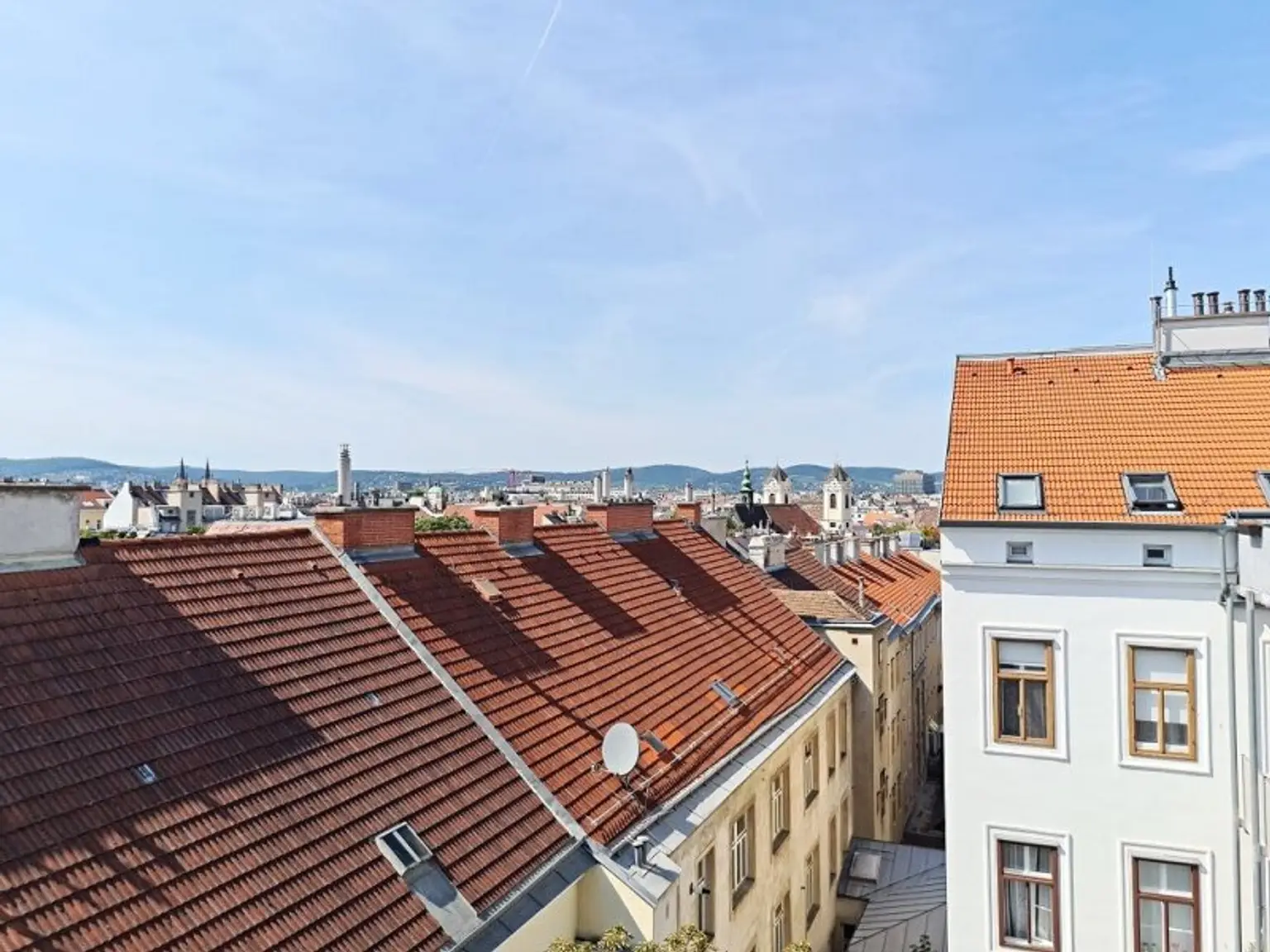 SPITTELBERG, teilsaniertes 84 m2 Dachgeschoß, 3 Zimmer, Extraküche, Wannenbad, Parketten, WG-geeignet, MQ-Nähe
