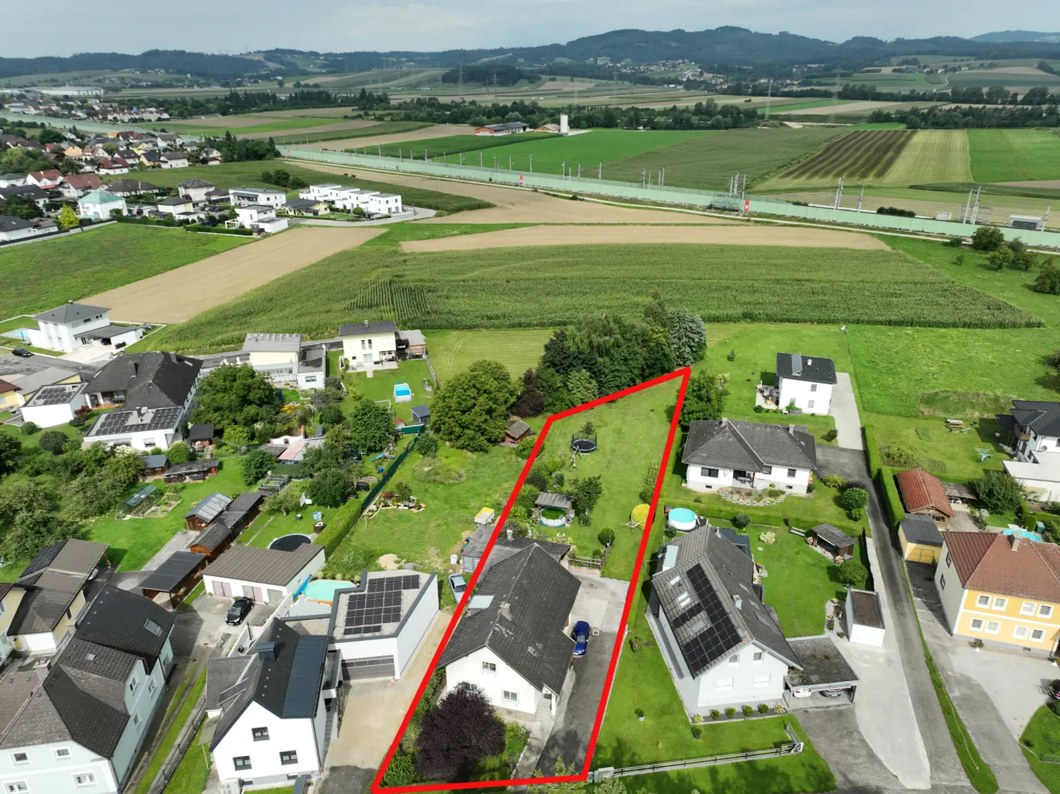 Haus mit weitläufigem Garten