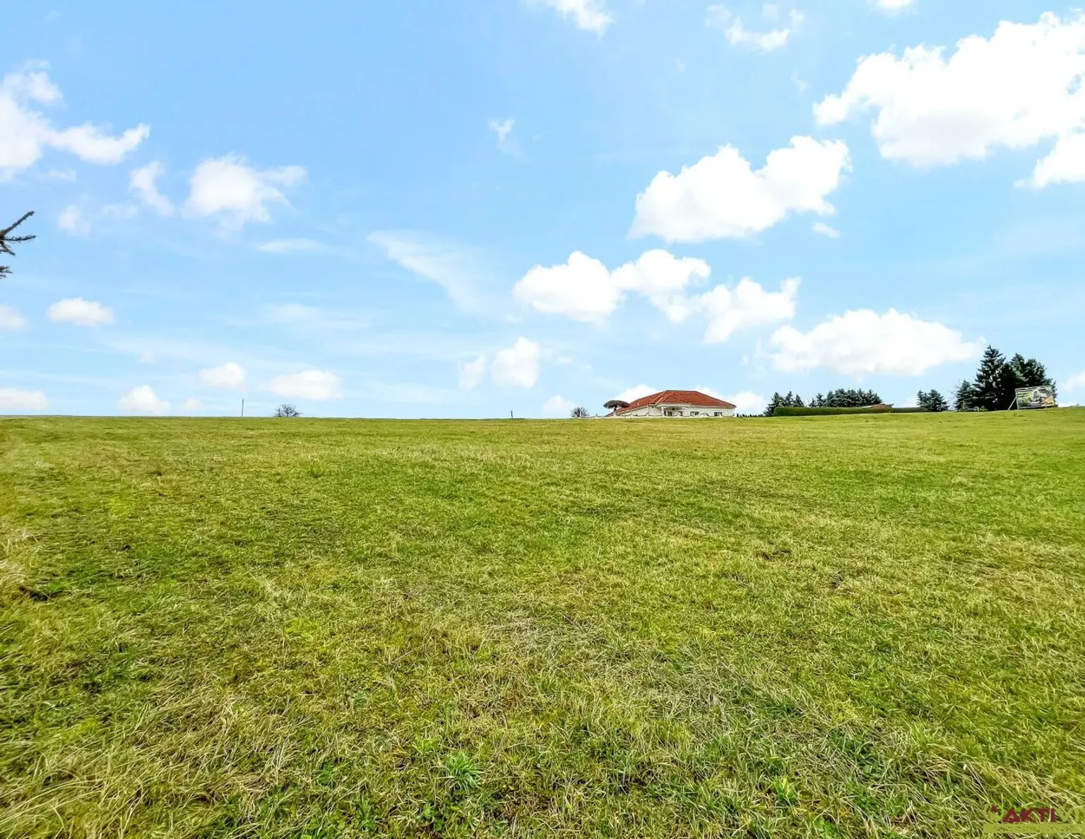Großer Wohn-Baugrund in erhöhter Lage. - Freiland-Anteil mit Potential zur Widmung. - Vielfältige Möglichkeiten.