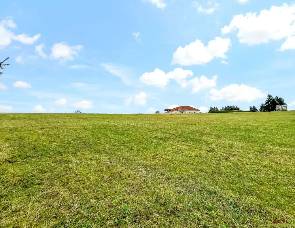 Großer Wohn-Baugrund in erhöhter Lage. - Freiland-Anteil mit Potential zur Widmung. - Vielfältige Möglichkeiten.