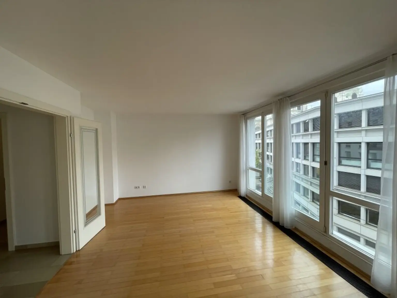 MODERNE 3-ZIMMER-WOHNUNG BEIM KARLSPLATZ - RUHELAGE!