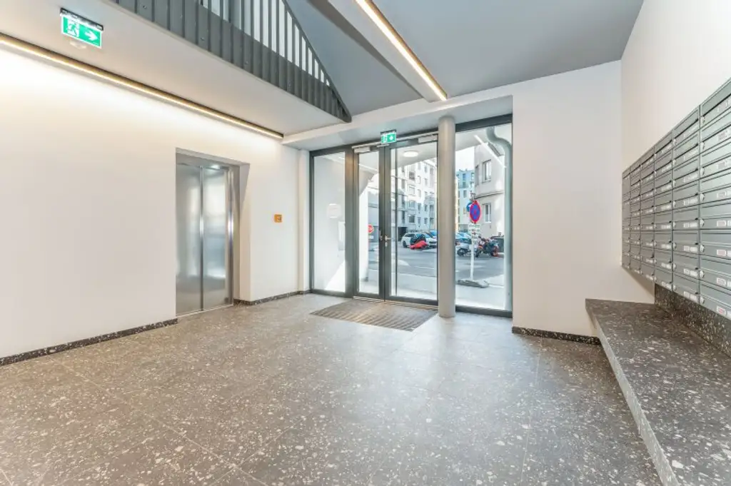 Erstbezug ab Februar! Nähe U6/U4! Helle 2-Zimmer-Wohnung mit Loggia zu vermieten!