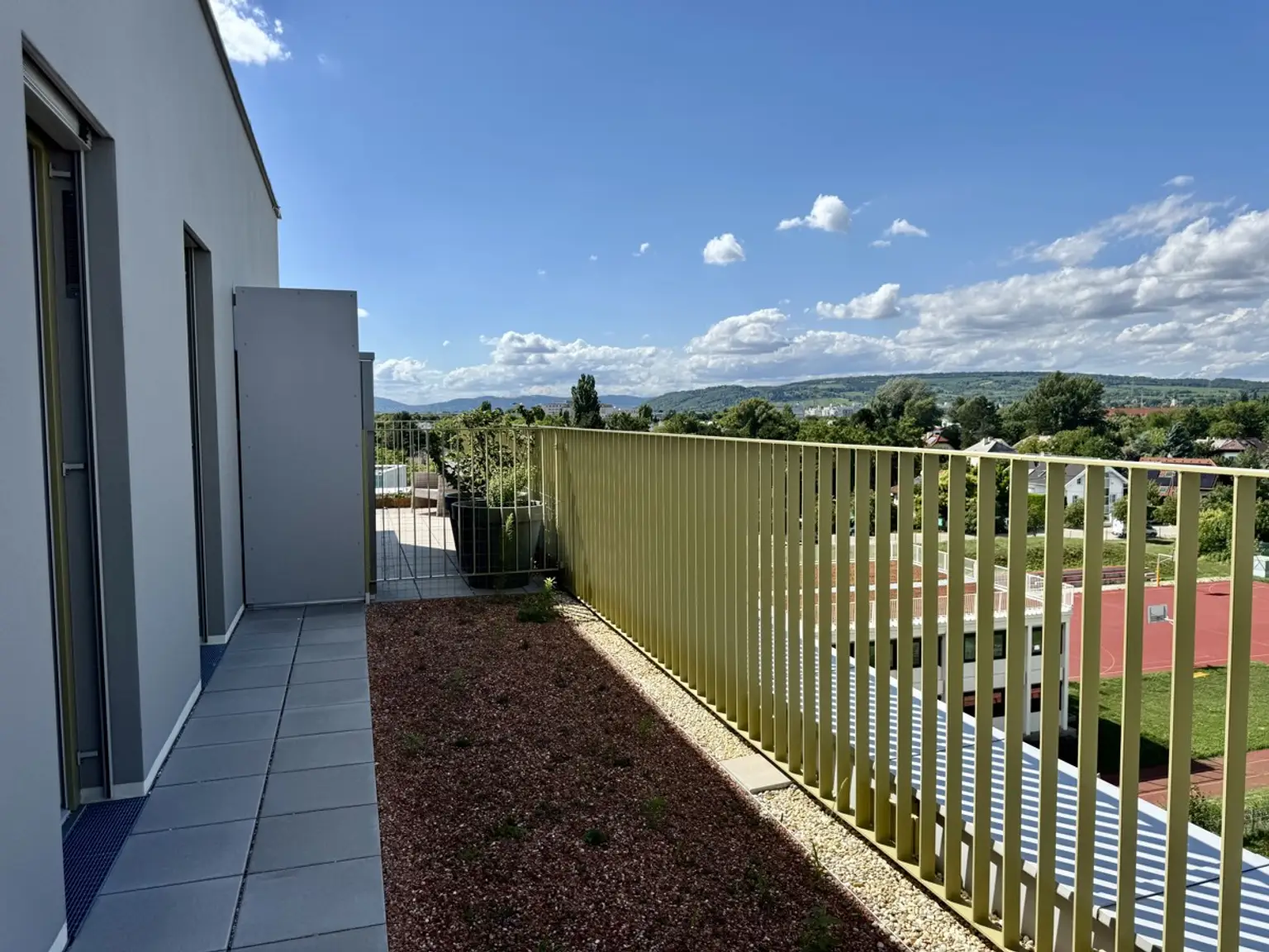 Neu und provisionsfrei! 3 Zimmer Wohnung mit Dachterrasse und Ausblick: Hirschfeld