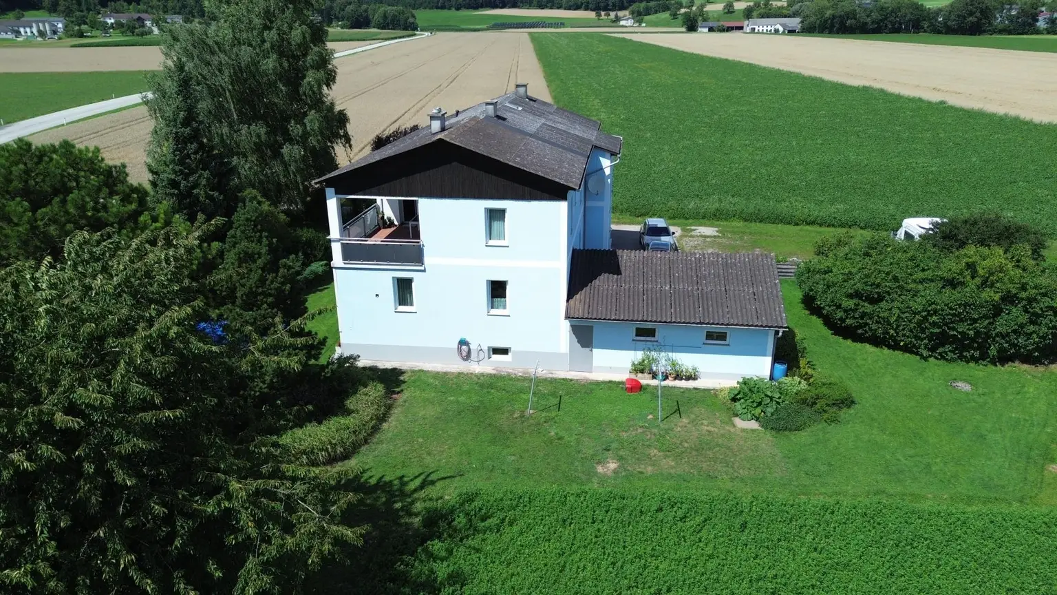 Zweifamilienhaus in ländlicher Alleinlage mit landw. Grundfläche