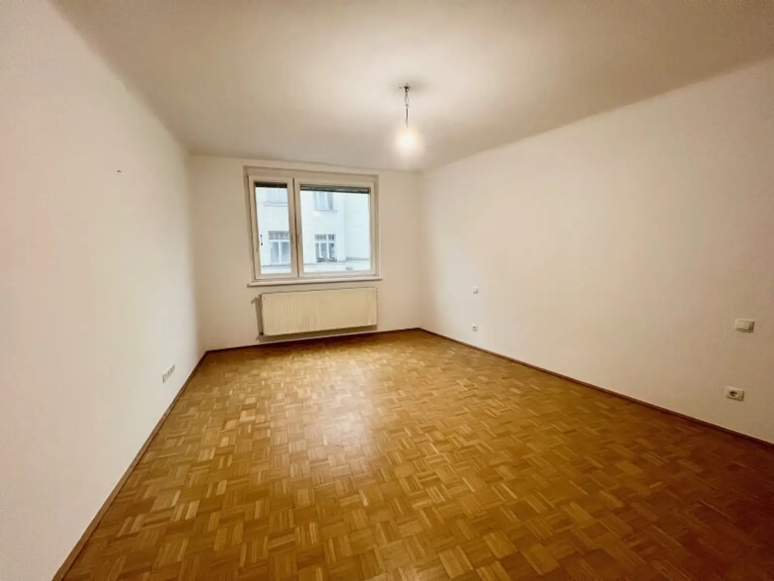 Toplage Hietzing: Teilsanierte 70 m2 Mietwohnung mit Loggia – unbefristet & sofort beziehbar!