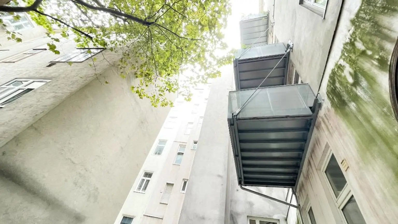 3 Zimmer mit Balkon, komplett neues Bad und WC