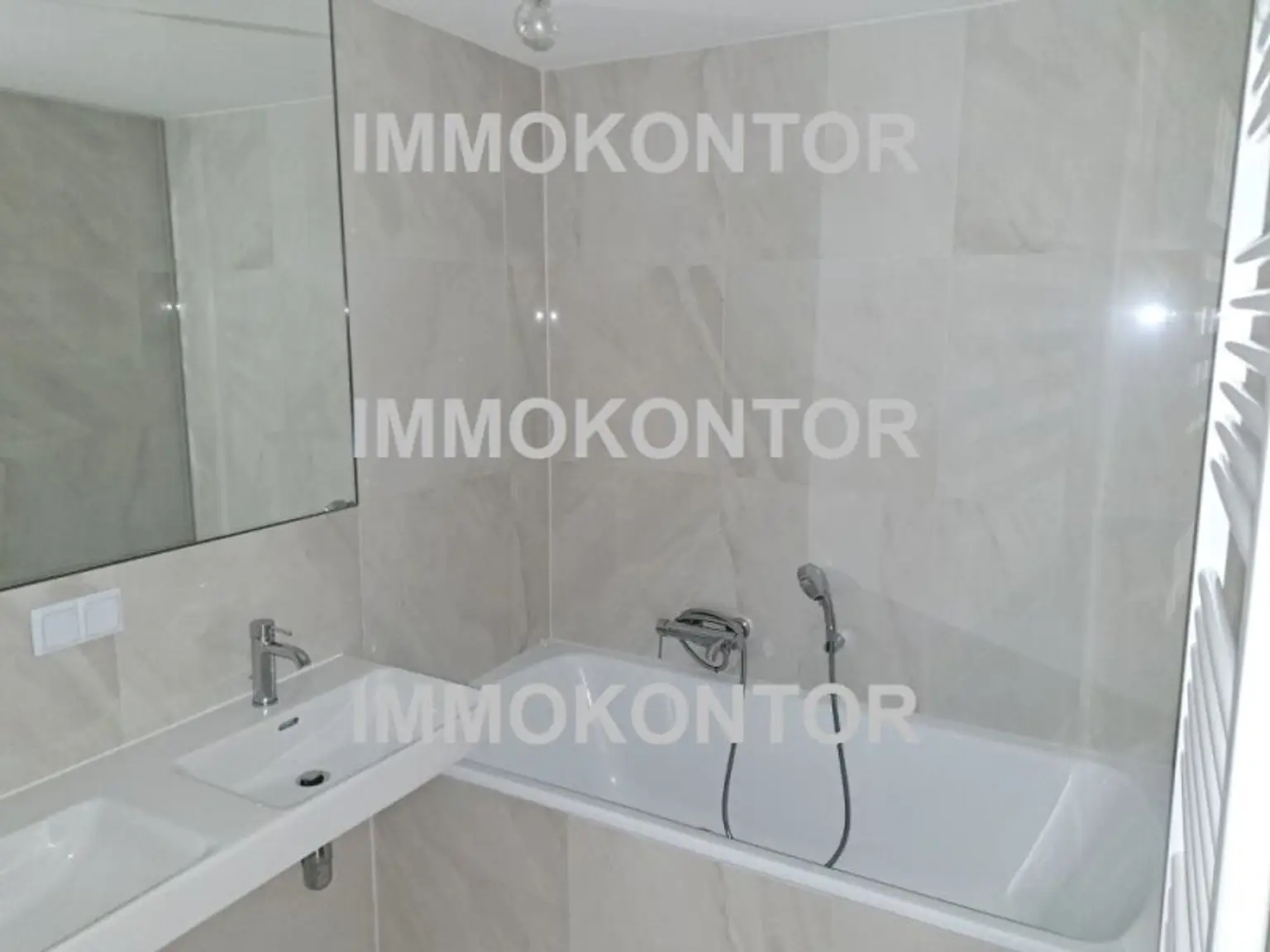 moderne Wohnung mit Balkon und Garage