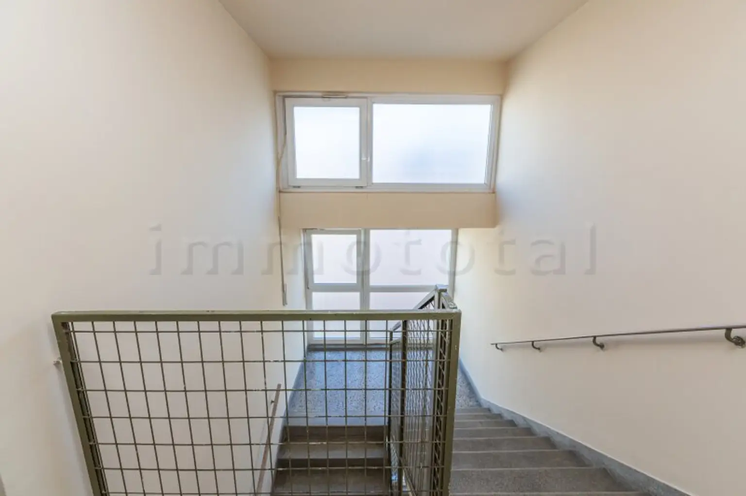 Fasanviertel - Neuadaptierte DG-Wohnung mit  9 m2-Westterrasse im 6. Liftstock