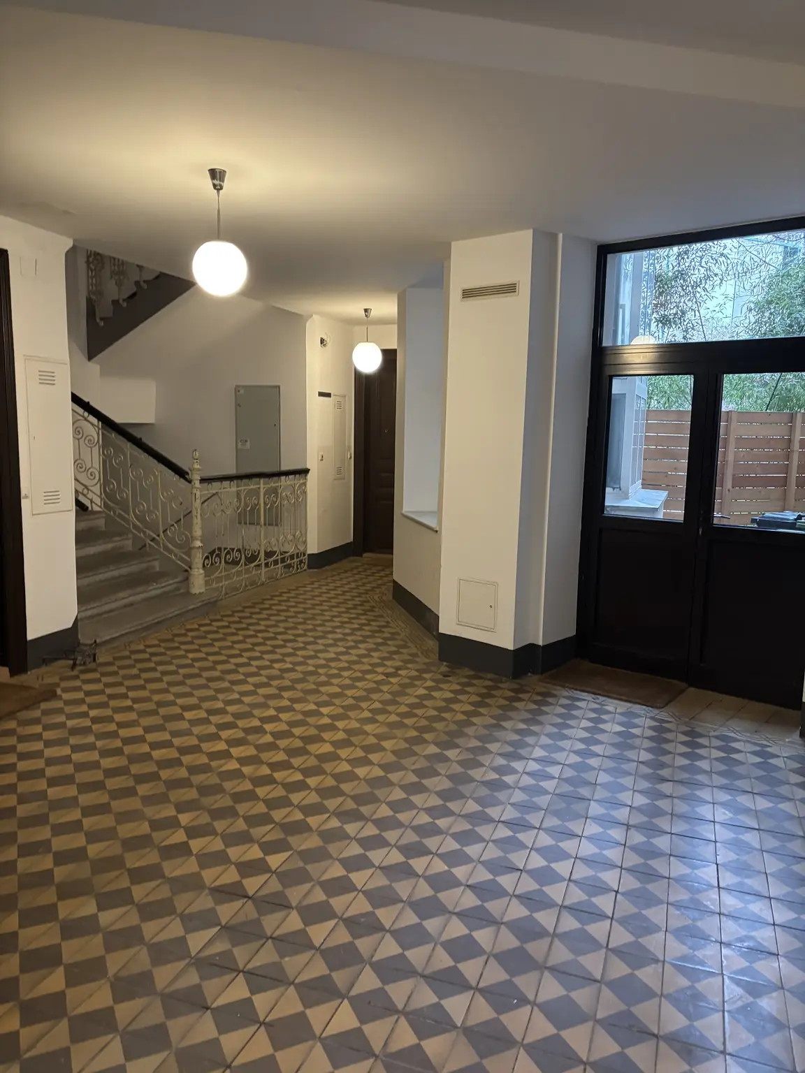 Sanierungsbedürftige 4 Zimmer Altbauwohnung mit viel Potential in zentraler Döblinger Lage - Billrothstrasse !