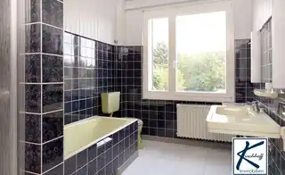 Bad mit Wanne und Dusche im OG