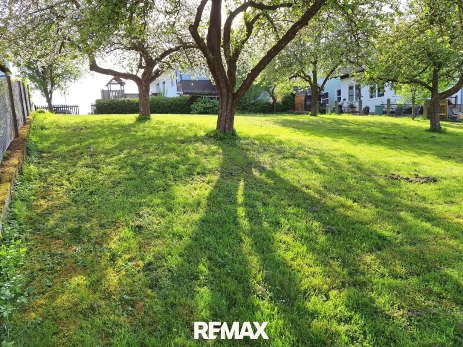 Blick vom Baugrundende auf das Einfahrtstor