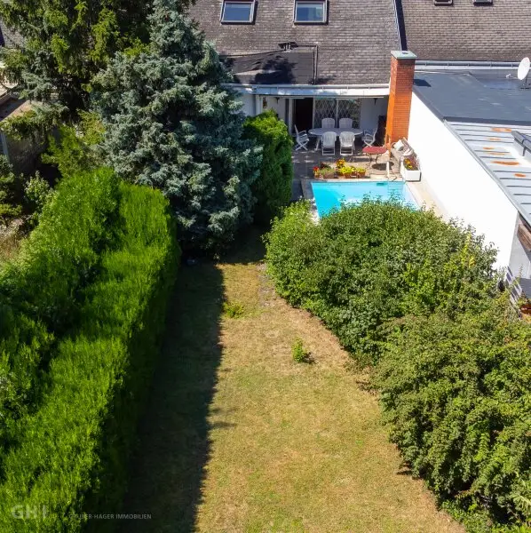Kompakte und charmante Stadtvilla, uneinsehbarer ruhiger Traumgrund mit Pool