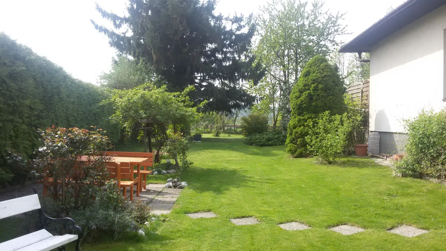 noch ein gemütlicher Sitzplatz im wunderschönen Garten