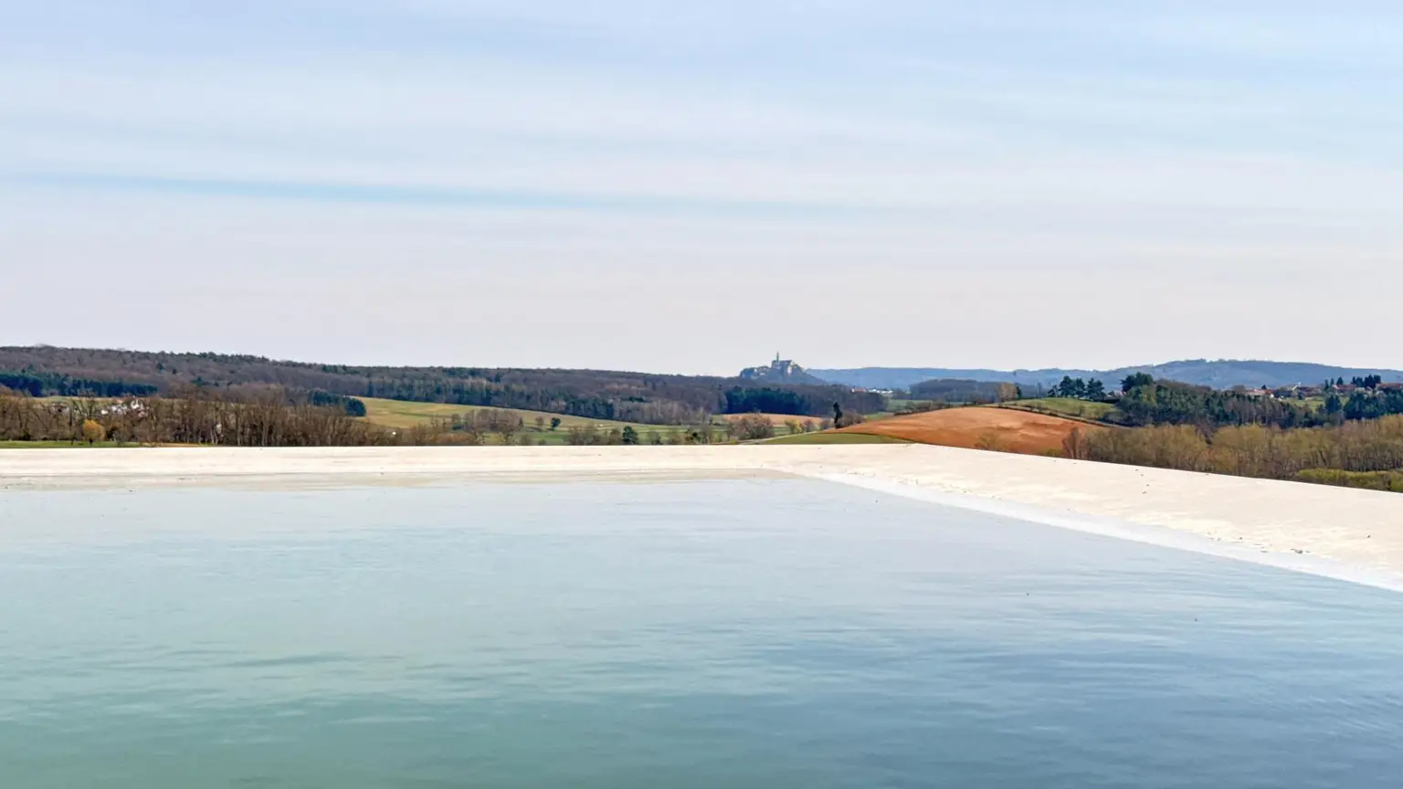 Ausblick vom Pool zur Burg Güssing